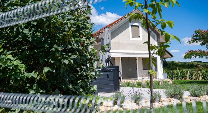 Balatoni panorámás, jakuzzis „gazdasági épületet” vásárolt Nagy Márton felesége