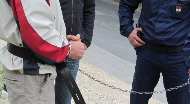 Egy budapesti rendőr leitatta, majd megerőszakolta munkatársát miközben videóra vette az egészet