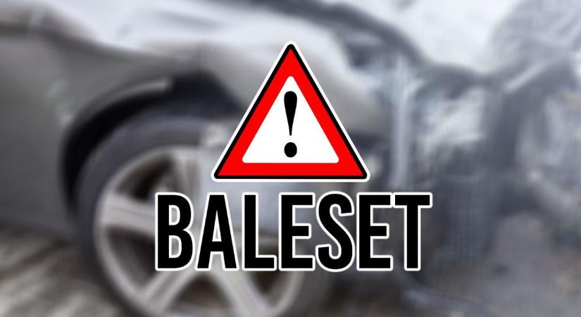 Baleset a 3612-es úton: kerítésbe csapódott egy autó Nagycserkesznél