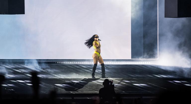 Charli XCX egy szál bikiniben érkezett, és megrengette a Szigetet