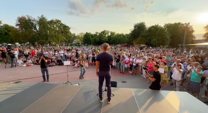 „Legközelebb célozzon jobban!” – reagált Magyar Péter miután sörösdobozzal próbálta megdobni egy férfi