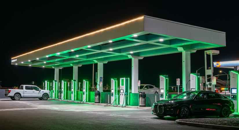 Bőkezű támogatást ad a nagy teljesítményű töltők telepítéséhez Kalifornia