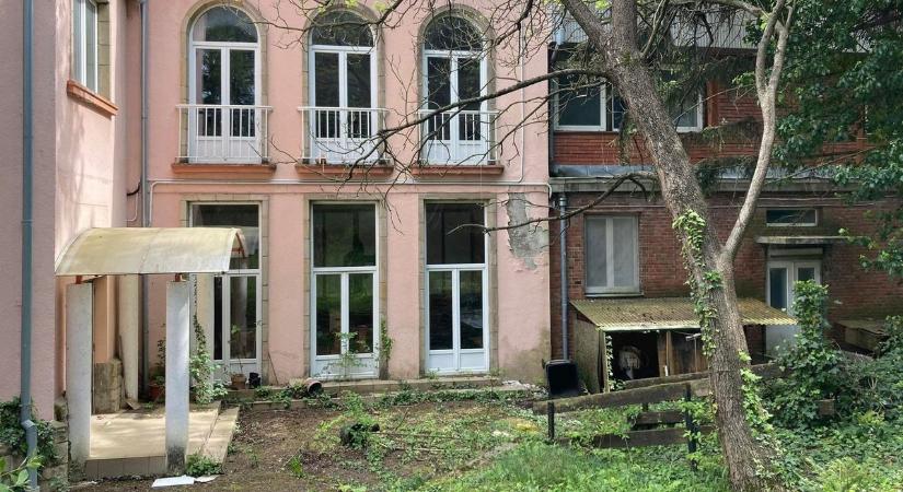 A szemünk előtt lesz az enyészeté a szépen berendezett, de elhagyatott szálloda