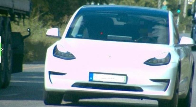 Hajmeresztő száguldás a Dunántúlon, lakott területen - a Tesla sebességénél csak a bírság volt nagyobb (fotó)