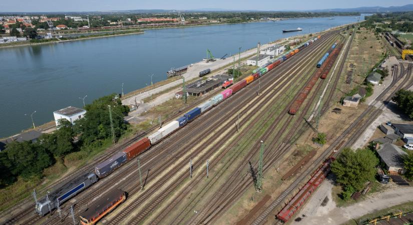 A Katasztrófavédelem leállította a vasúti közlekedést Komáromnál, a Budapest-Győr–Hegyeshalom vonalon pótlóbuszos átszállásra kell számítani