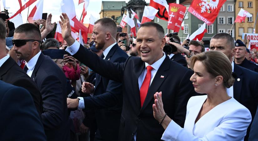 Máris üzenget az új elnök Donald Tusknak