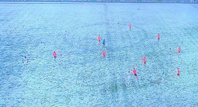 Ez történik, ha a focicsapat fehér mezben játszik a hóesésben