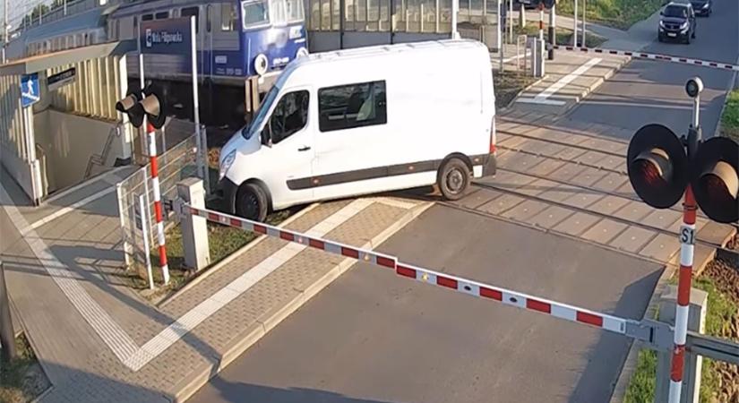 Halálos helyzet a vasúti átjáróban, érthetetlen mit művelt a furgon sofőrje