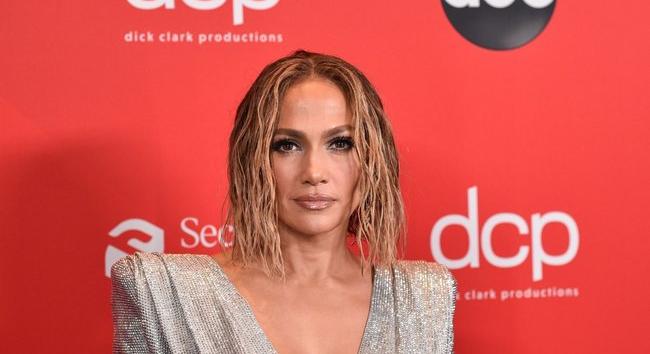 Jennifer Lopezt új szépségvideója miatt botoxozással gyanúsítják, visszavágott a támadóknak! – videó
