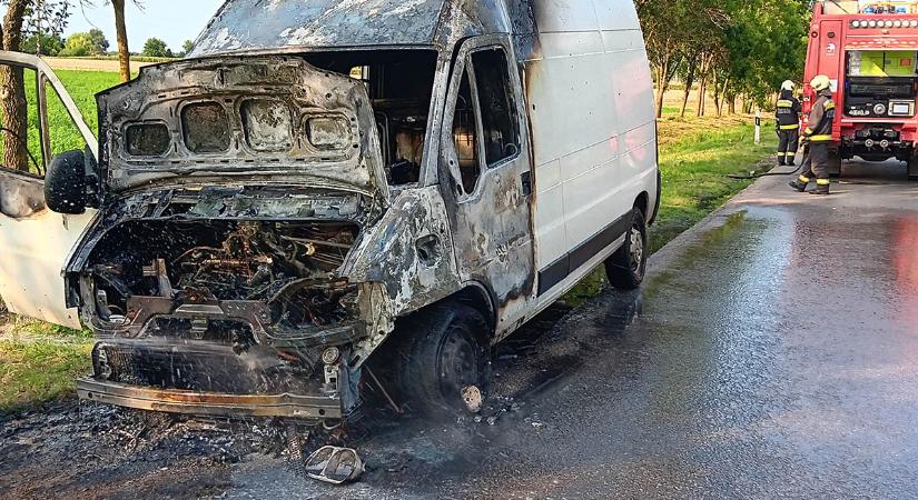 Lángba borult egy teherautó Sarkadnál – utasai időben el tudták hagyni a járművet