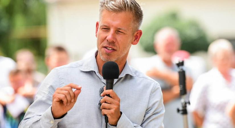 Botrány Gyulán: Magyar Pétert sörösdobozzal dobálták meg – így reagált a támadásra a Tisza Párt elnöke
