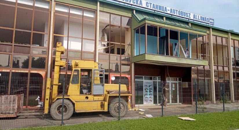 Bontják az óbecsei buszállomás épületét