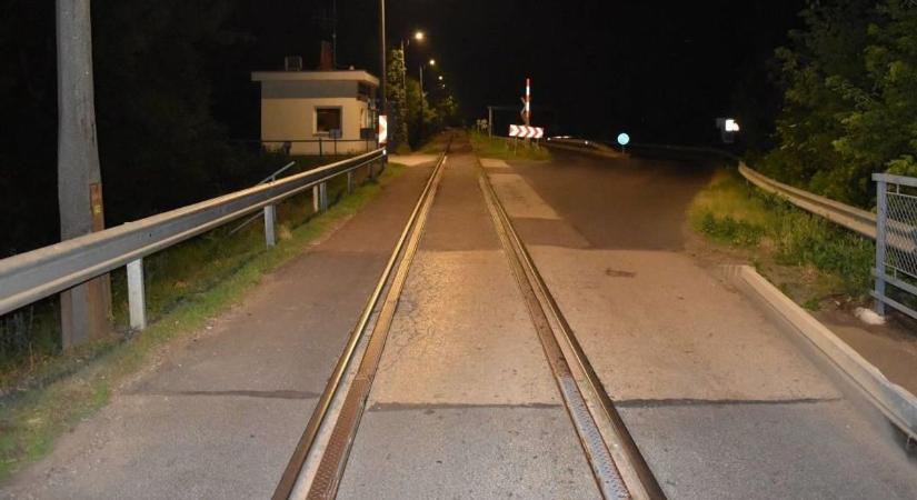 Borzalom Hevesben: véletlenül ráhajtott a sínekre, de már száguldott felé a vonat – fotóval