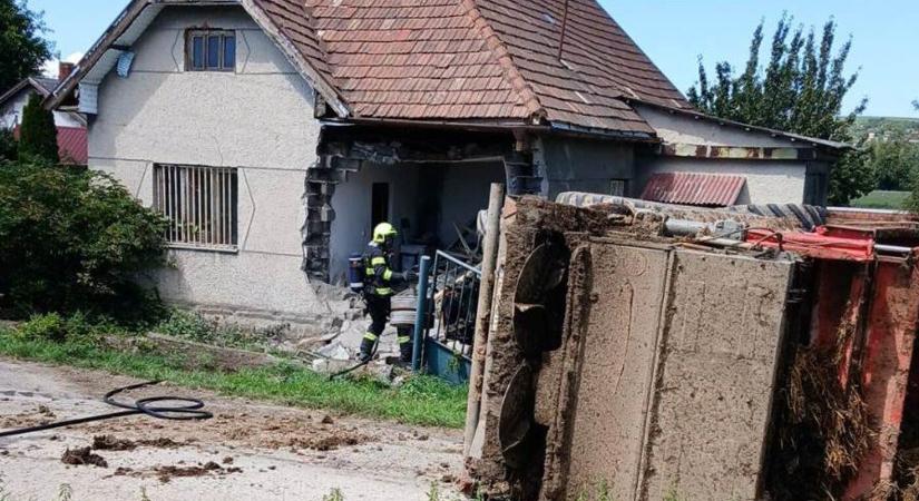 Traktor csapódott egy családi ház oldalába, leomlott a fal (FOTÓK)