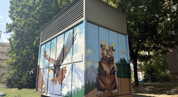 A sas leszállt, a mormota pedig mosolyog