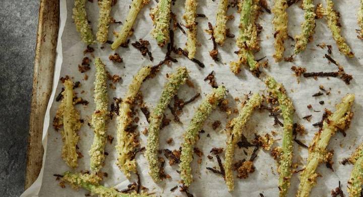 Aranybarna zöldbabfalatok parmezánbundában: a rántott zöldségek új generációja