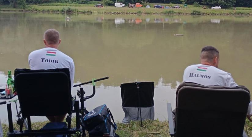 Zuhogó esőben is második lett Lázár János a horgászversenyen