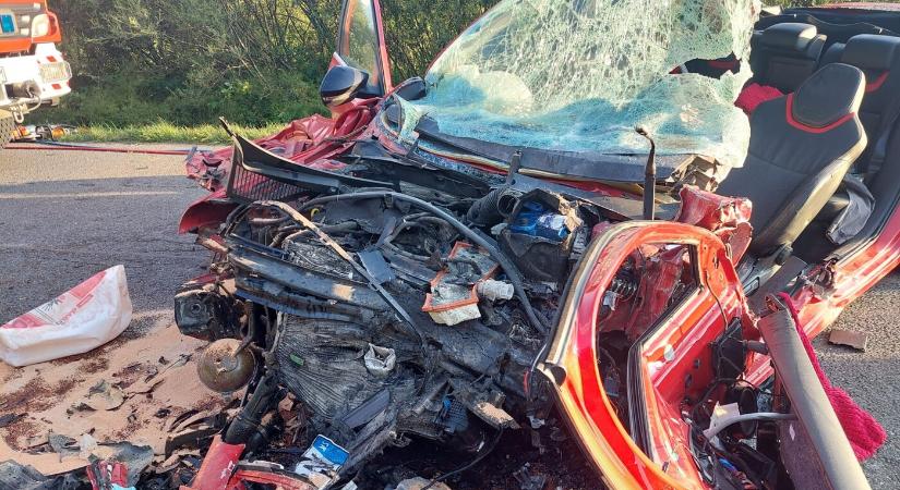 Egymást követően két járműnek is nekicsapódott a Škoda, ketten súlyosan megsérültek