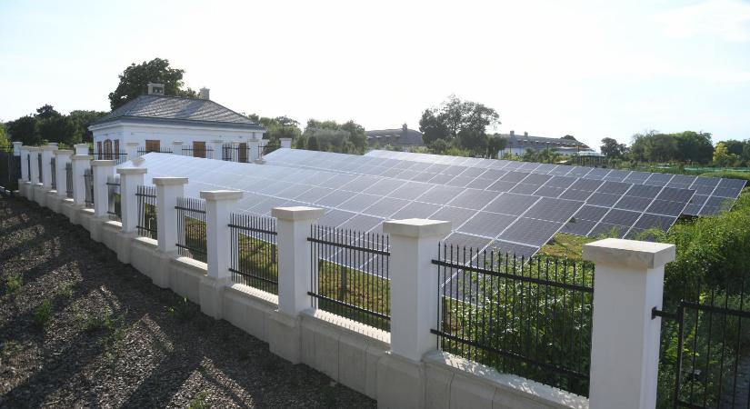 Hadházy Ákos kiszúrta, hogy lakóépületre kértek energetikai tanúsítványt Hatvanpusztán
