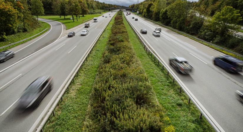 Durva: 320-szal hajtott autópályán a porschés