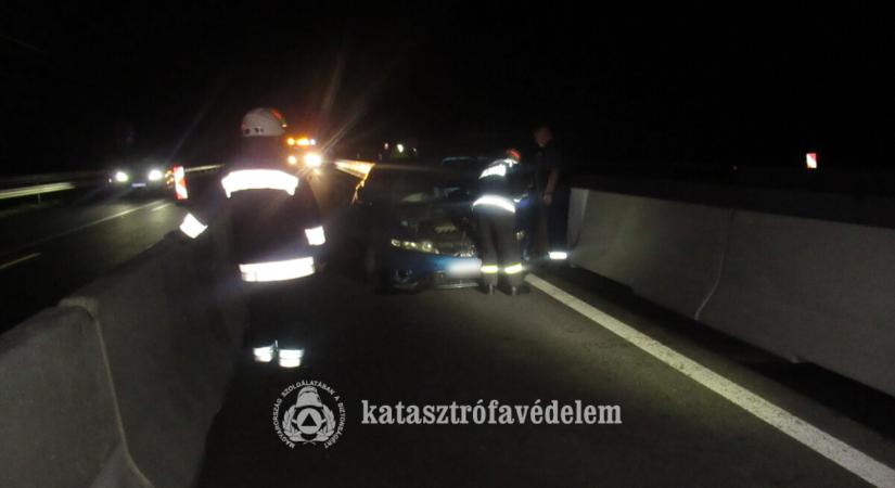 Éjszakai baleset az M7-esen: Betonpillérnek ütközött egy autó Becsehely térségében