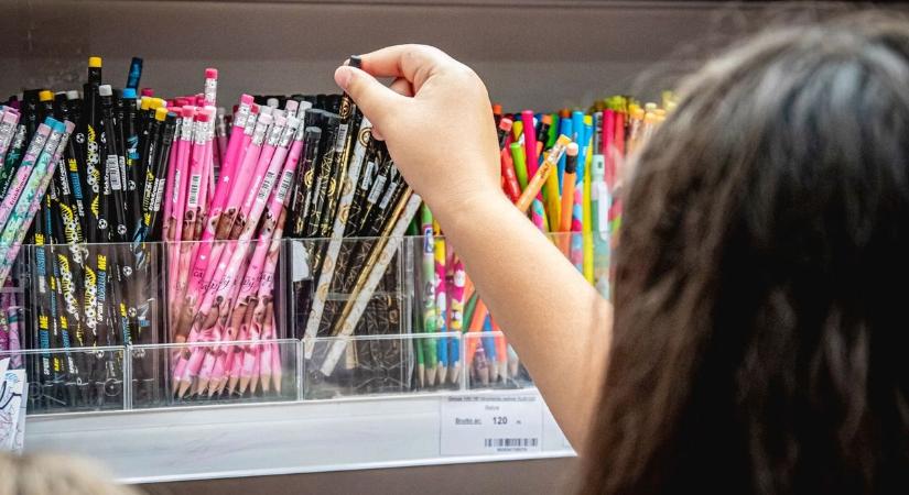 Tanszerekkel segítik a rászorulókat - két napon át gyűjtik az adományokat