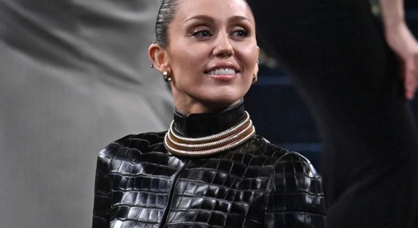 Amikor a fekete az új bézs! Miley Cyrus vagány hálószobája megmutatja, hogy a fekete nem gyászos