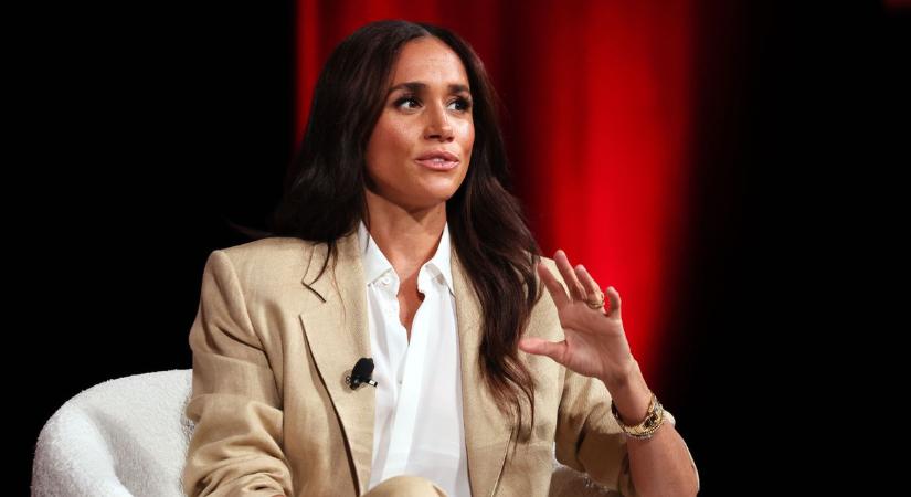 Így még nem láthattad: elképesztő ruhában ünnepelt Meghan Markle