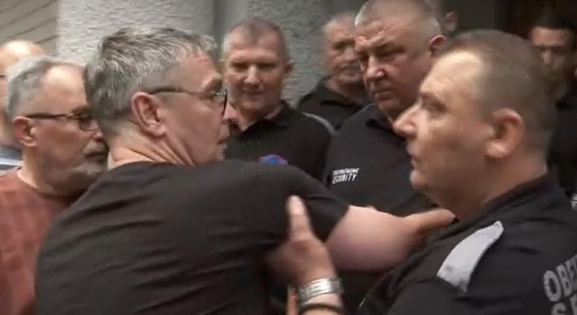 Összetűzések Belgrádban, nem engedik be az aktivistákat a nyilvános vitára