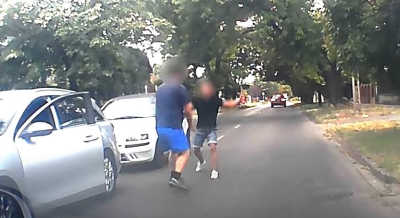 Levette a pólóját, és kalapáccsal rendezte a közlekedési affért egy emberkedő férfi Budapesten – videó