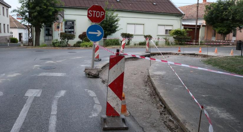Hosszabb lezárás nehezíti a közlekedést Kalocsán, fontos munkálatok kezdődtek el