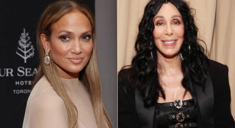 Kinek állt jobban? Jennifer Lopez lekoppintotta Cher merészen kivágott ruháját