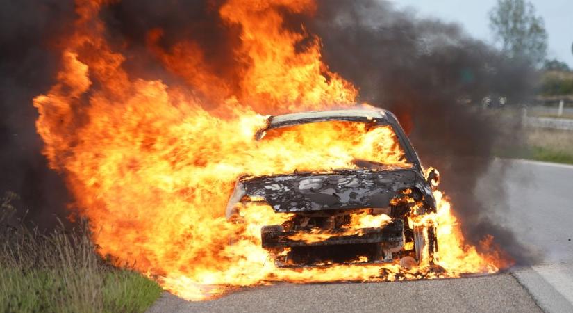 Lángra lobbant a motorháztető – kigyulladt egy személygépkocsi Nyírbogdányban