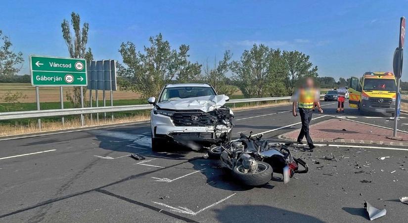 Végzetes ütközés! A helyszínen meghalt a motoros – felkavaró felvételek!