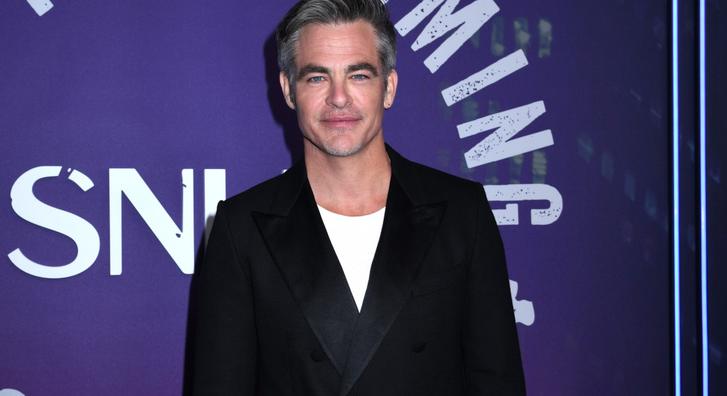 Rá sem ismerni Chris Pine-ra legújabb fotóján, Tilda Swintonhoz és Mickey Rourke-hoz hasonlítják a netezők