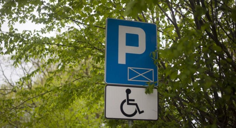 Kitépte a jelzőtáblát és megverte a férfit