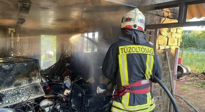 Pálinkafőzés közben kigyulladt egy épület, mesterlövész lőtte ki a megsérült gázpalackokat ( galéria, videó)