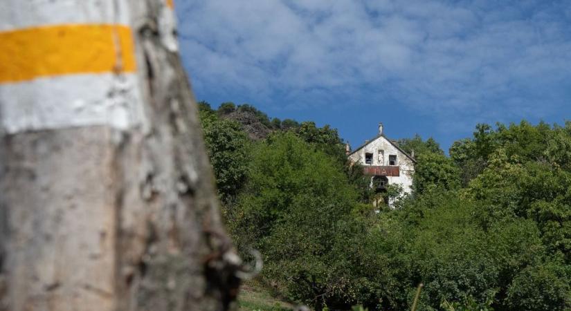Egy kápolna, amit elnyel a természet – Szent György-hegy