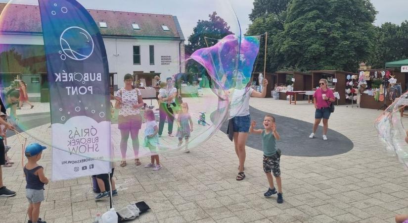 Mindenki kedvence érkezik: Több méteres buborékok „sárkánynyálból" (videó)