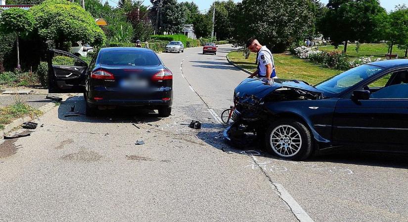Két személyautó csapódott egymásnak Csongrádon, mindkettő totálkárosra tört – galériával
