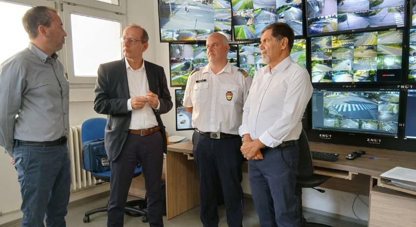 Vége a driftelésnek és a gyorsulási versenyeknek a nagykanizsai Aréna körül! A rendőrség élőben figyel