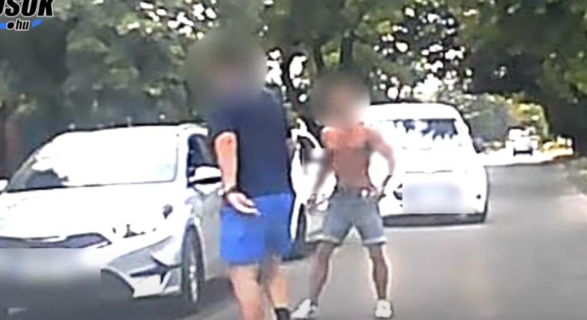 Kalapácsot lóbálva, félmeztelenre vetkőzve fenyegetett meg az utcán egy férfit a csepeli Thor