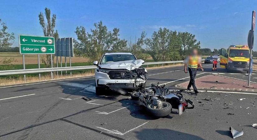 Végzetes ütközés az M4-esen, hiába küzdöttek a motoros életéért