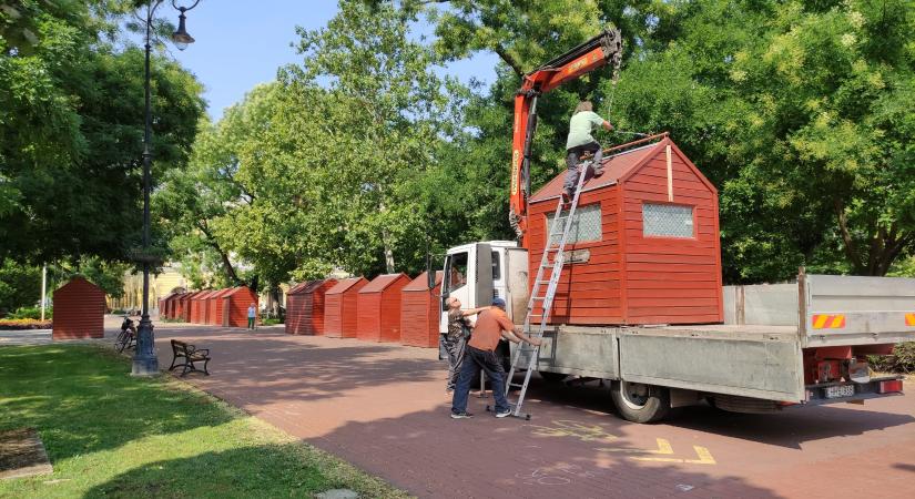 Kirakták a faházakat a Kossuth térre és a sétálóutcára