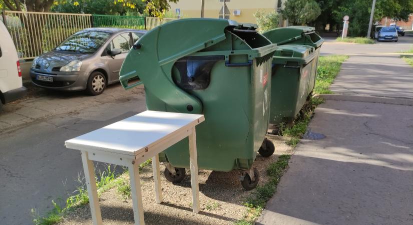 Folyamatosan elönti az illegális hulladék az Oldalkosár utcát