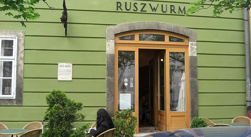 Megrázó búcsú: elköszöntek a legendás cukrászda dolgozói a váratlanul elhunyt tulajdonostól