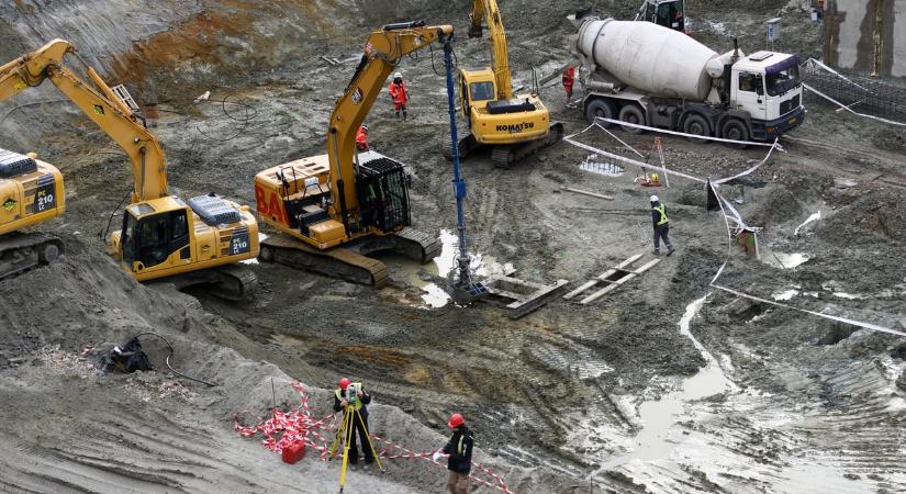 - 8 000 000 000 liter víz/év. Ennyit jelent, ha hozzáadják az új adalékanyagot a betonhoz