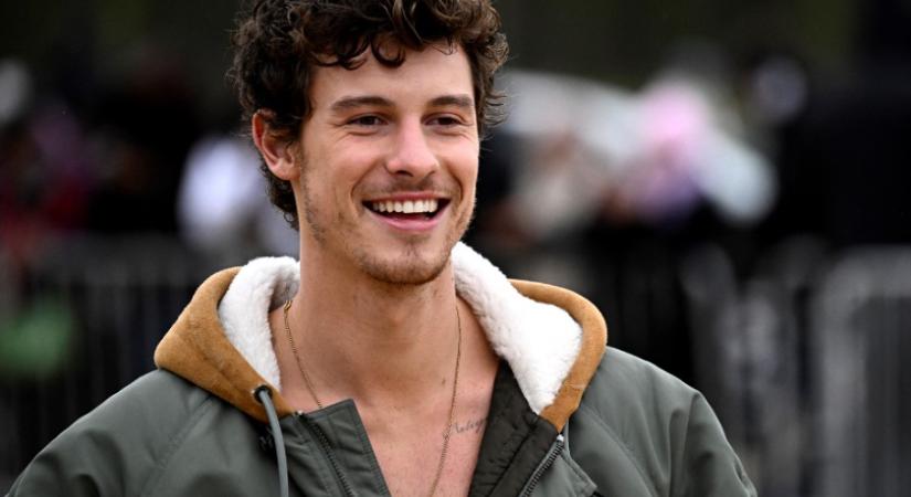 A Szigetre érkező Shawn Mendes nem jutott be a szállodájába, helyette a rajongóival fotózkodott