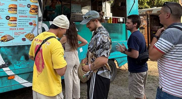 Ennyibe kerül egy hamburger: idén sem túl barátiak az árak a Szigeten