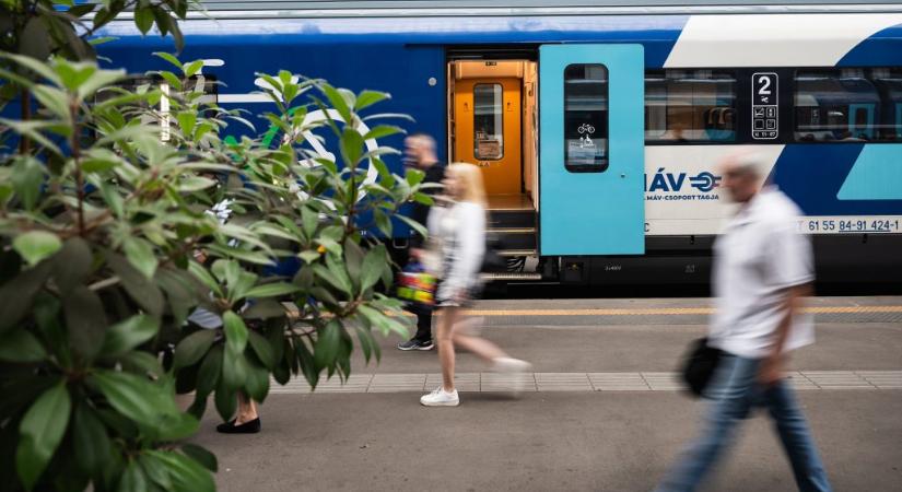 Hiába sakkozik a MÁV a szerelvényekkel – több mozdony és kocsi kellene